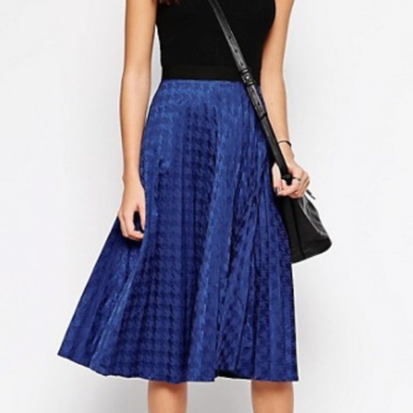 Liquorish Pleated Midi Skirt in Dogtooth - Picture 2 of 6